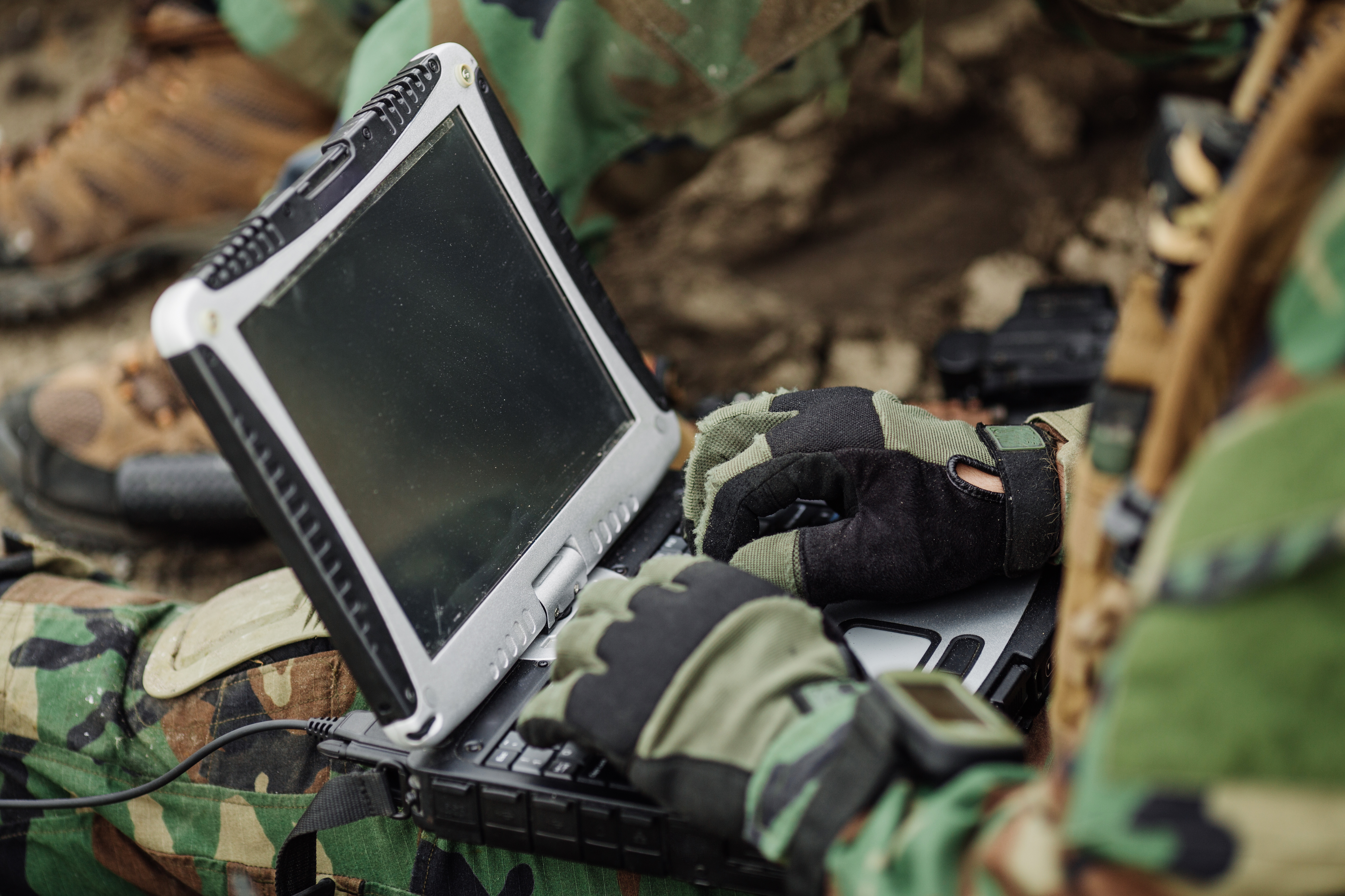 Военная мобильная связь. Военный компьютер. Армейский компьютер. Военный ноутбук. Российский военный ноутбук.